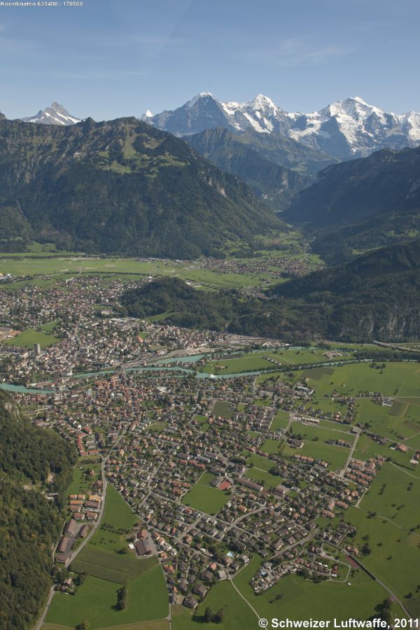 Interlaken - Unterseen (Position 2'630'575.01, 1'170'402.83); Blick nach Osten über den Bahnhof nach Interlaken-West. Hügelzug 'Chlyne Ruuge'.